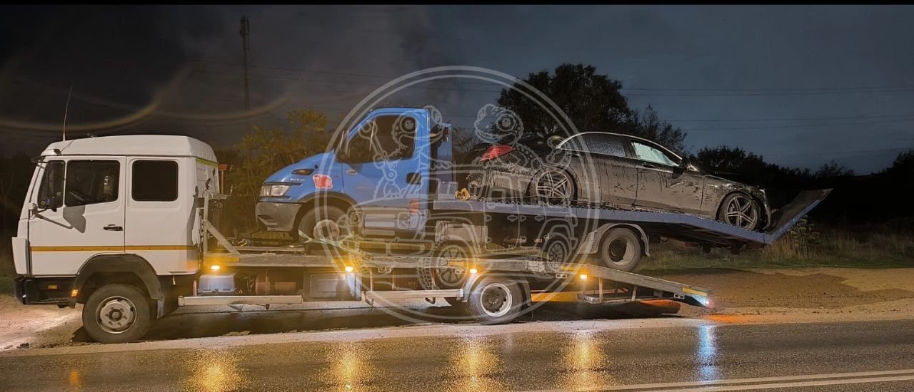 Ночная эвакуация на трассе: автомобиль после ДТП на платформе